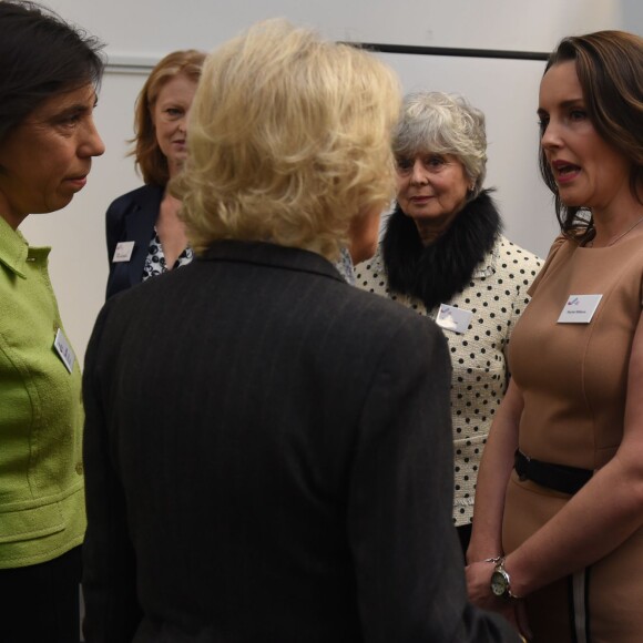 Camilla Parker Bowles en visite le 27 janvier 2016 dans les locaux de l'association SafeLives à Londres, qui vient en aide aux femmes victimes de violences conjugales.