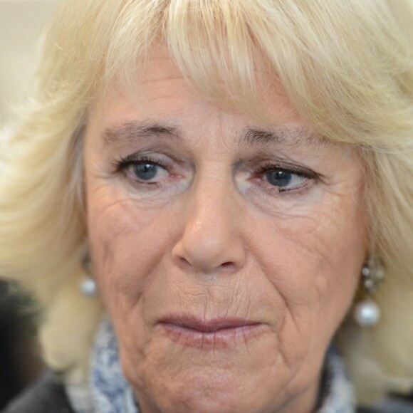 Camilla Parker Bowles en visite le 27 janvier 2016 dans les locaux de l'association SafeLives à Londres, qui vient en aide aux femmes victimes de violences conjugales. La duchesse de Cornouailles a peiné à contenir ses larmes en entendant les récits horribles des femmes qu'elle a rencontrées...
