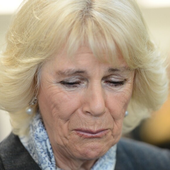 Camilla Parker Bowles en visite le 27 janvier 2016 dans les locaux de l'association SafeLives à Londres, qui vient en aide aux femmes victimes de violences conjugales. La duchesse de Cornouailles a peiné à contenir ses larmes en entendant les récits horribles des femmes qu'elle a rencontrées...