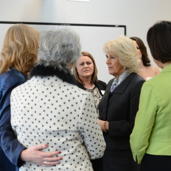 Camilla Parker Bowles en visite le 27 janvier 2016 dans les locaux de l'association SafeLives à Londres, qui vient en aide aux femmes victimes de violences conjugales.