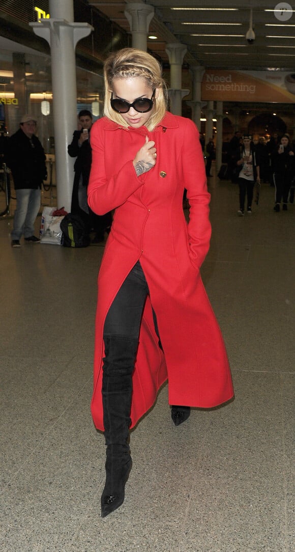Rita Ora et sa soeur Elena arrivent, en provenance de Paris, à Londres par l'Eurostar. Le 26 janvier 2016.
