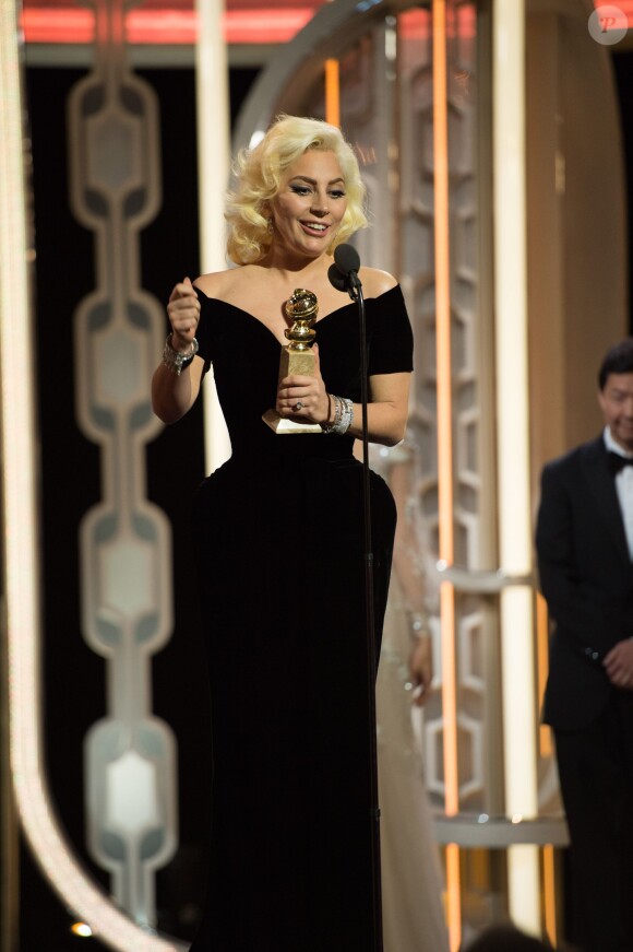 Lady Gaga reçoit le Golden Globe Award de Meilleure Actrice dans une mini-série ou film télévisé aux 73e Golden Globe Awards. Beverly Hills, Los Angeles, le 10 janvier 2016.