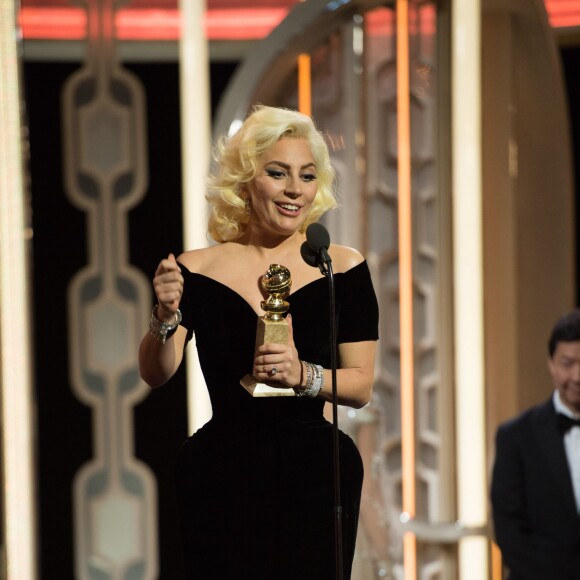 Lady Gaga reçoit le Golden Globe Award de Meilleure Actrice dans une mini-série ou film télévisé aux 73e Golden Globe Awards. Beverly Hills, Los Angeles, le 10 janvier 2016.