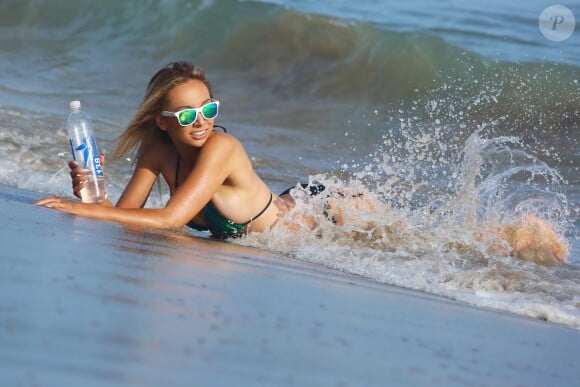 Torride en bikini, Nausicaa enchaîne les poses lors d'une séance photo pour 138 Water à Malibu. Le 30 janvier 2016.