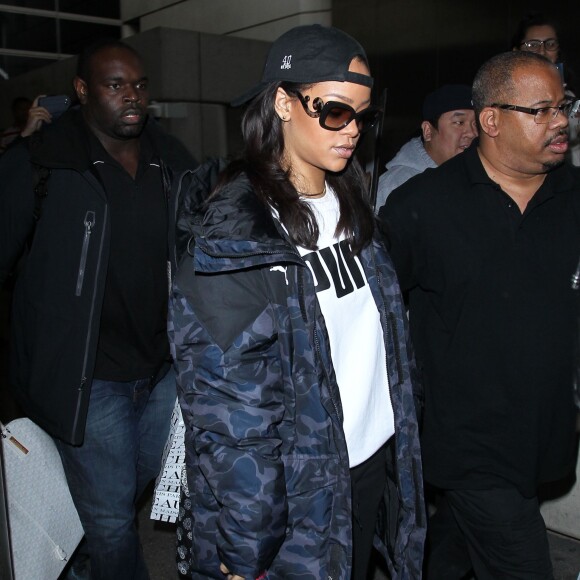Rihanna arrive à Los Angeles après avoir tourné dans le film de Luc Besson à Paris le 23 janvier 2016.