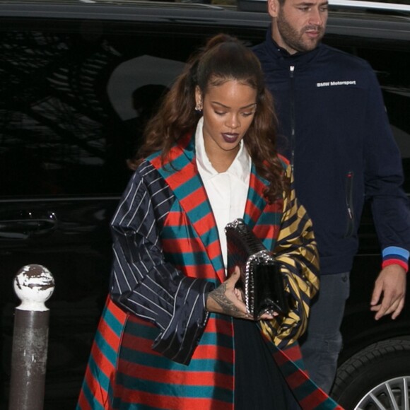 La chanteuse Rihanna arrive à la Tour Eiffel à Paris, le 4 octobre 2015.