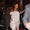 Rihanna sort d'un bar avec des amis puis se rend à l'Arc lors de la fashion week à Paris, le 3 octobre 2015.  s