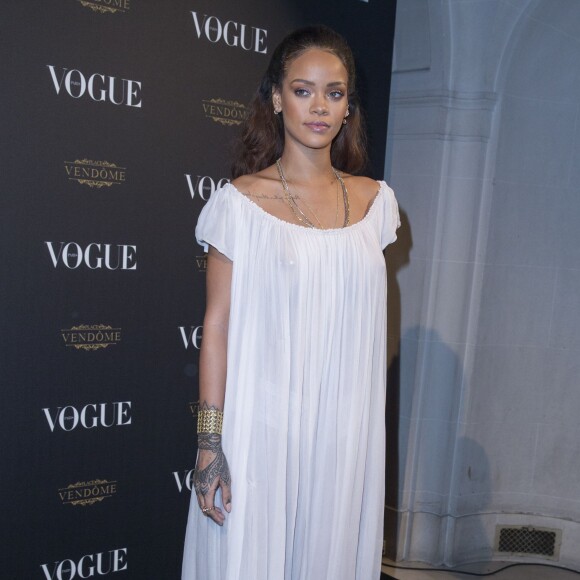 Rihanna (robe Dior Haute Couture, sac Lady Dior) - Soirée pour les 95 ans du magazine Vogue, avenue d'Iena à Paris, le 3 octobre 2015.