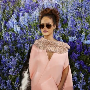 Rihanna - Rihanna au défilé PAP "Christian Dior" printemps / été 2016 à la cour carré du Louvre à Paris le 2 octobre 2015