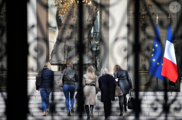 François Hollande a reçu les filles de Jacqueline Sauvage, Carole et Fabienne Marot, ainsi que leurs avocates Nathalie Tomasini et Janine Bonaggiunta, à l'Elysée le 29 janvier 2016.