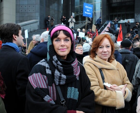 Anny Duperey et Eva Darlan lors d'une manifestation pour obtenir la grâce de Jacqueline Sauvage, à Paris, le 23 janvier 2016.