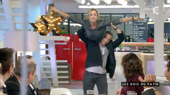 Philippe Candeloro réalise un porté avec Anne-Sophie Lapix - Emission "C à vous" sur France 5, le 1er février 2015.
