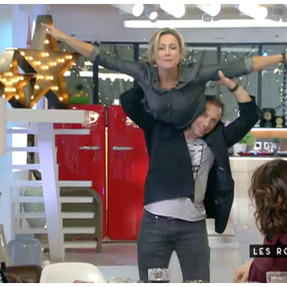 Philippe Candeloro réalise un porté avec Anne-Sophie Lapix - Emission "C à vous" sur France 5, le 1er février 2015.