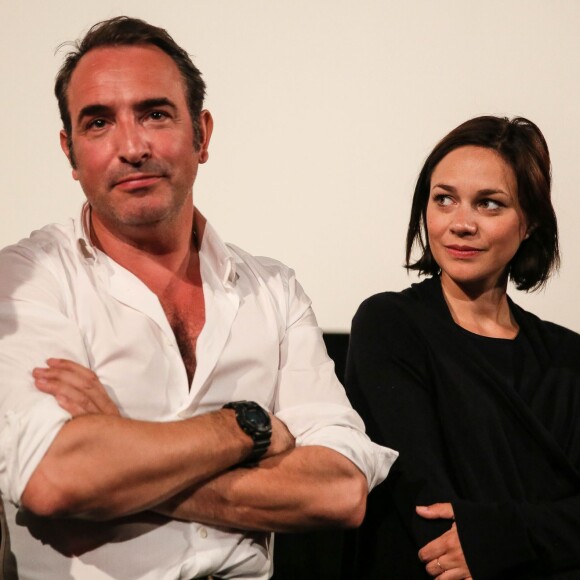 Jean Dujardin et sa compagne Nathalie Péchalat - Jean Dujardin et sa compagne Nathalie Péchalat à l'inauguration du cinéma communal Jean Dujardin à Lesparre-Médoc accompagné de ses parents le 27 juin 2015.