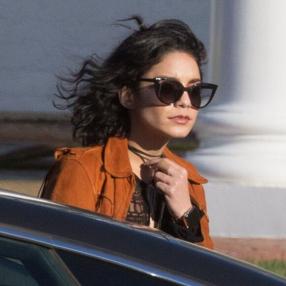 Vanessa Hudgens et sa soeur Stella préparent les obsèques de leur père au cimetière de Glendale, le 2 février 2016. Elles sont en compagnie de leur mère, Gina.