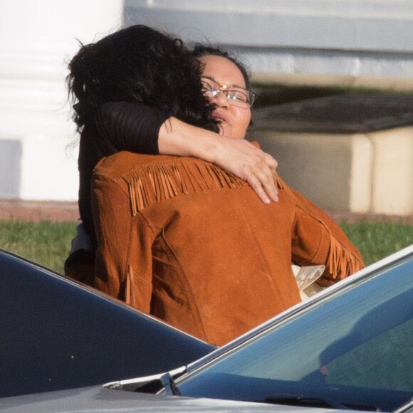 Vanessa Hudgens et sa soeur Stella préparent les obsèques de leur père au cimetière de Glendale, le 2 février 2016. Elles sont en compagnie de leur mère, Gina.