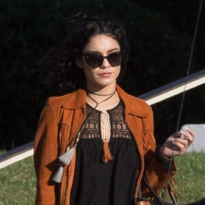 Vanessa Hudgens et sa soeur Stella préparent les obsèques de leur père au cimetière de Glendale, le 2 février 2016. Elles sont en compagnie de leur mère, Gina.