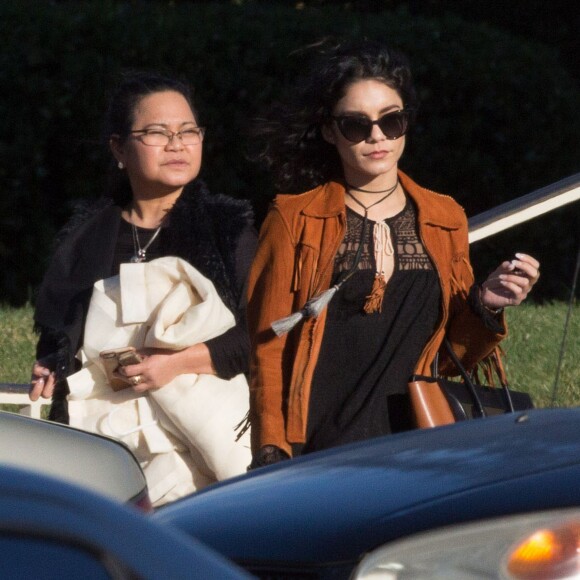 Vanessa Hudgens et sa soeur Stella préparent les obsèques de leur père au cimetière de Glendale, le 2 février 2016. Elles sont en compagnie de leur mère, Gina.