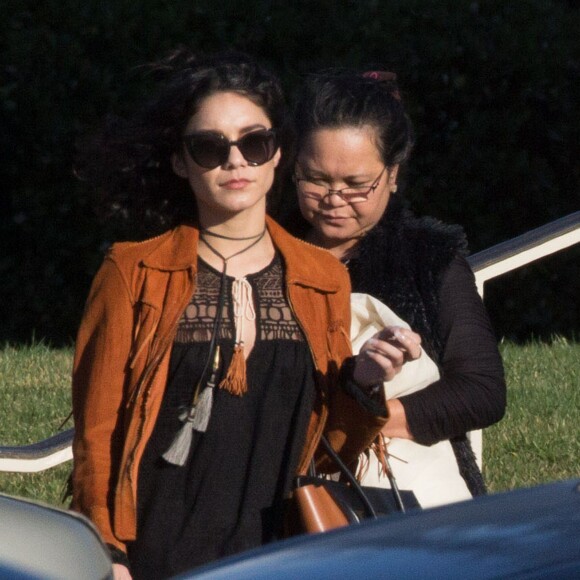 Vanessa Hudgens et sa soeur Stella préparent les obsèques de leur père au cimetière de Glendale, le 2 février 2016. Elles sont en compagnie de leur mère, Gina.