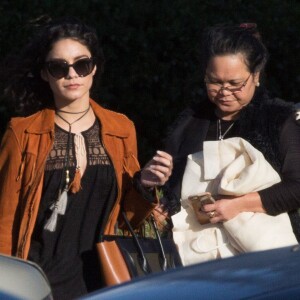 Vanessa Hudgens et sa soeur Stella préparent les obsèques de leur père au cimetière de Glendale, le 2 février 2016. Elles sont en compagnie de leur mère, Gina.