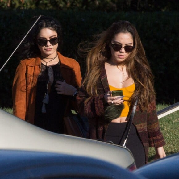 Vanessa Hudgens et sa soeur Stella préparent les obsèques de leur père au cimetière de Glendale, le 2 février 2016. Elles sont en compagnie de leur mère, Gina.