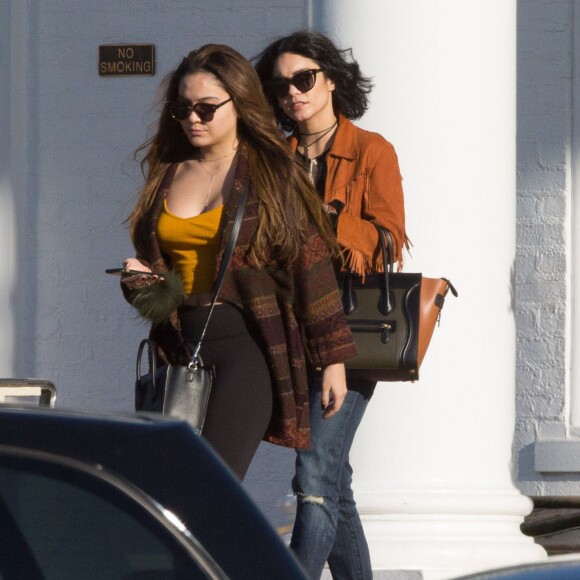 Vanessa Hudgens et sa soeur Stella préparent les obsèques de leur père au cimetière de Glendale, le 2 février 2016. Elles sont en compagnie de leur mère, Gina.