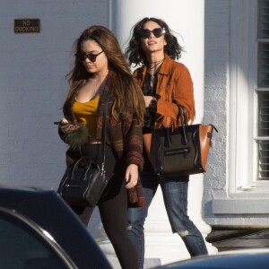 Vanessa Hudgens et sa soeur Stella préparent les obsèques de leur père au cimetière de Glendale, le 2 février 2016. Elles sont en compagnie de leur mère, Gina.