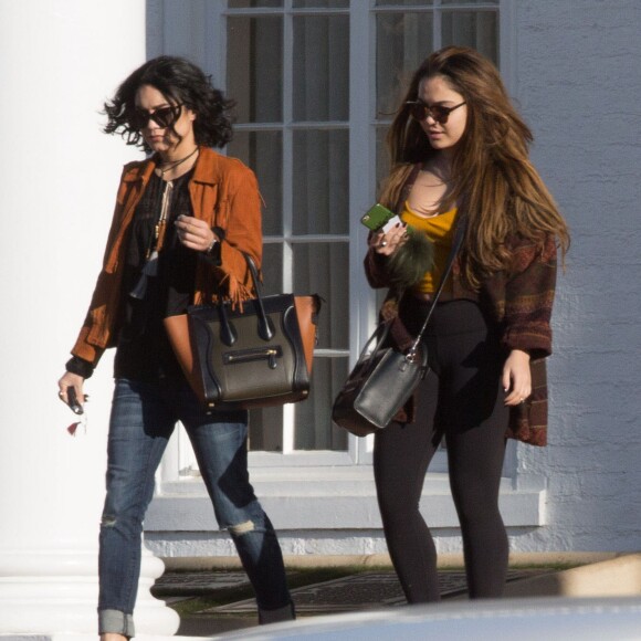 Vanessa Hudgens et sa soeur Stella préparent les obsèques de leur père au cimetière de Glendale, le 2 février 2016. Elles sont en compagnie de leur mère, Gina.