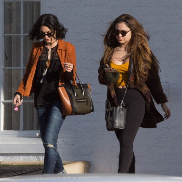 Vanessa Hudgens et sa soeur Stella préparent les obsèques de leur père au cimetière de Glendale, le 2 février 2016. Elles sont en compagnie de leur mère, Gina.