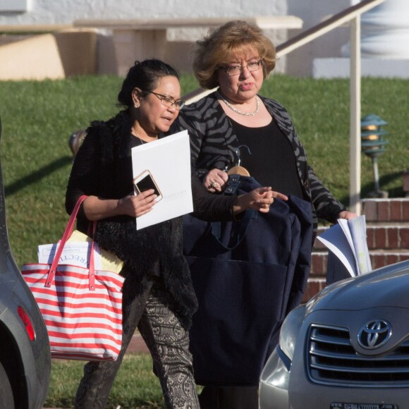 Vanessa Hudgens et sa soeur Stella préparent les obsèques de leur père au cimetière de Glendale, le 2 février 2016. Elles sont en compagnie de leur mère, Gina.