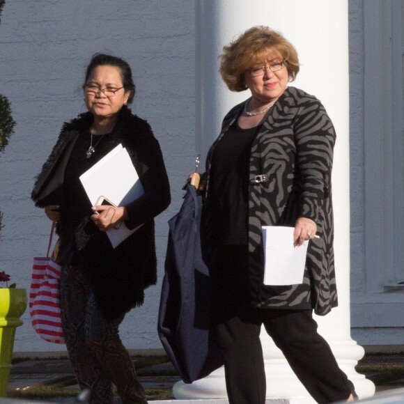 Vanessa Hudgens et sa soeur Stella préparent les obsèques de leur père au cimetière de Glendale, le 2 février 2016. Elles sont en compagnie de leur mère, Gina.