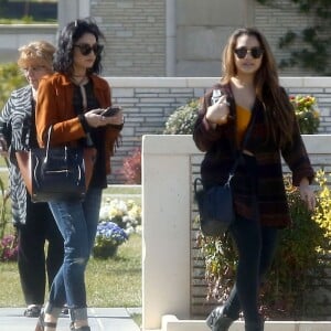 Vanessa Hudgens et sa soeur Stella préparent les obsèques de leur père au cimetière de Glendale, le 2 février 2016. Elles sont en compagnie de leur mère, Gina.