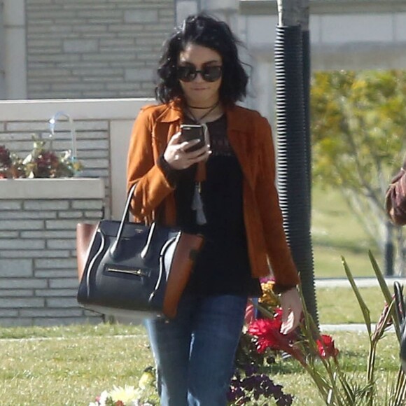 Vanessa Hudgens et sa soeur Stella préparent les obsèques de leur père au cimetière de Glendale, le 2 février 2016. Elles sont en compagnie de leur mère, Gina.