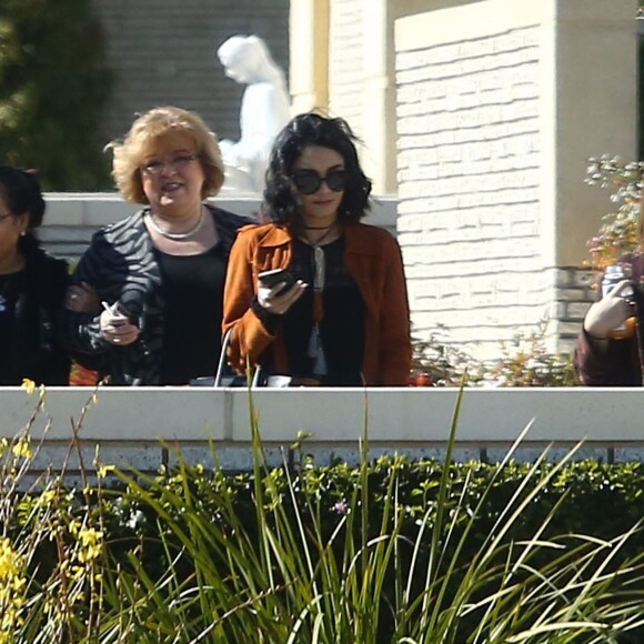 Vanessa Hudgens et sa soeur Stella préparent les obsèques de leur père au cimetière de Glendale, le 2 février 2016. Elles sont en compagnie de leur mère, Gina.