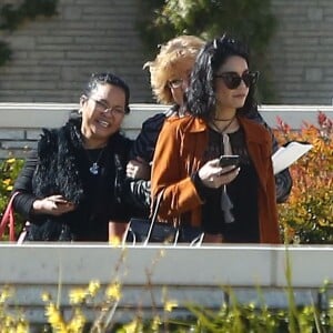 Vanessa Hudgens et sa soeur Stella préparent les obsèques de leur père au cimetière de Glendale, le 2 février 2016. Elles sont en compagnie de leur mère, Gina.