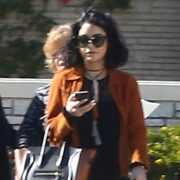 Vanessa Hudgens et sa soeur Stella préparent les obsèques de leur père au cimetière de Glendale, le 2 février 2016. Elles sont en compagnie de leur mère, Gina.