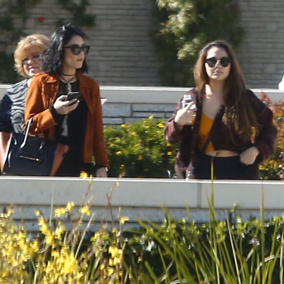 Vanessa Hudgens et sa soeur Stella préparent les obsèques de leur père au cimetière de Glendale, le 2 février 2016. Elles sont en compagnie de leur mère, Gina.
