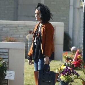 Vanessa Hudgens et sa soeur Stella préparent les obsèques de leur père au cimetière de Glendale, le 2 février 2016. Elles sont en compagnie de leur mère, Gina.