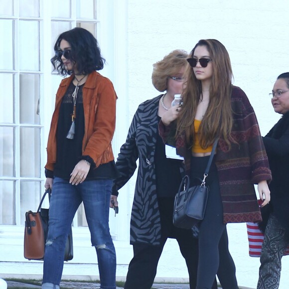 Vanessa Hudgens et sa soeur Stella préparent les obsèques de leur père au cimetière de Glendale, le 2 février 2016. Elles sont en compagnie de leur mère, Gina.