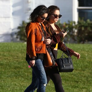 Vanessa Hudgens et sa soeur Stella préparent les obsèques de leur père au cimetière de Glendale, le 2 février 2016. Elles sont en compagnie de leur mère, Gina.