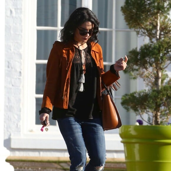 Vanessa Hudgens et sa soeur Stella préparent les obsèques de leur père au cimetière de Glendale, le 2 février 2016. Elles sont en compagnie de leur mère, Gina.