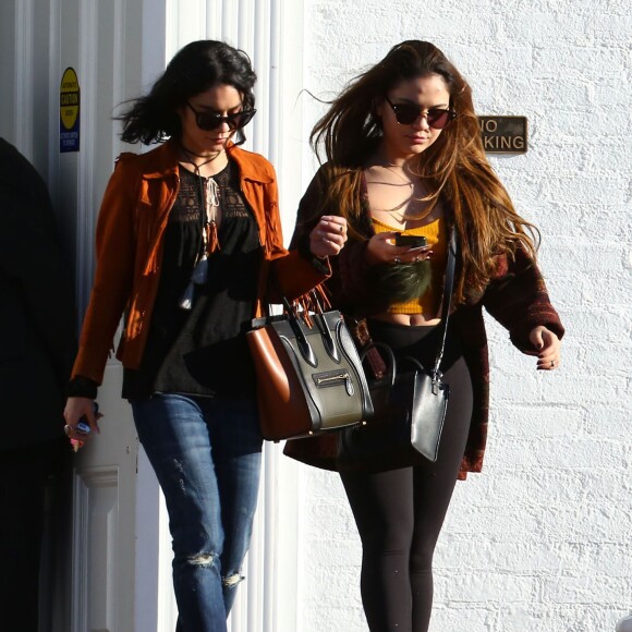 Vanessa Hudgens et sa soeur Stella préparent les obsèques de leur père au cimetière de Glendale, le 2 février 2016. Elles sont en compagnie de leur mère, Gina.