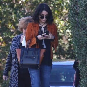 Vanessa Hudgens et sa soeur Stella préparent les obsèques de leur père au cimetière de Glendale, le 2 février 2016. Elles sont en compagnie de leur mère, Gina.