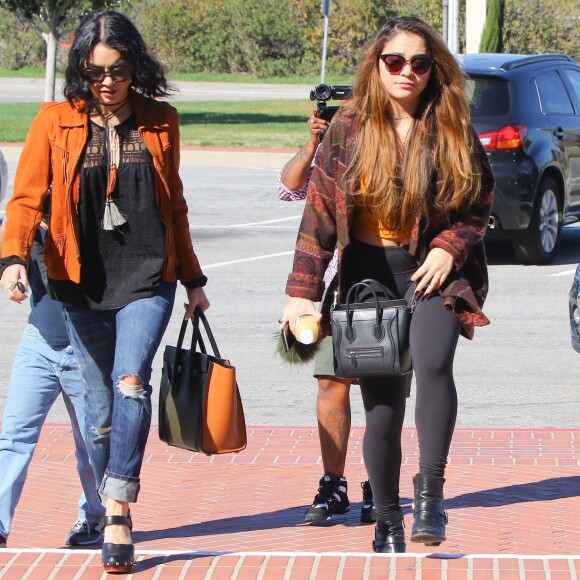 Vanessa Hudgens et sa soeur Stella préparent les obsèques de leur père au cimetière de Glendale, le 2 février 2016. Elles sont en compagnie de leur mère, Gina.