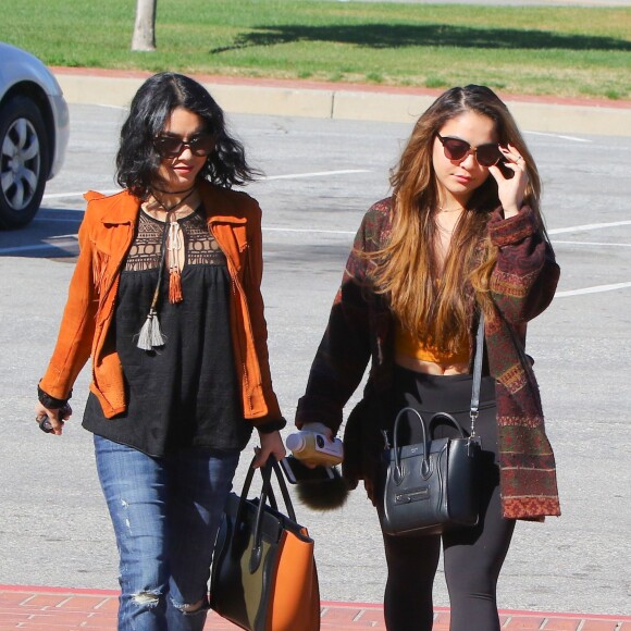 Vanessa Hudgens et sa soeur Stella préparent les obsèques de leur père au cimetière de Glendale, le 2 février 2016. Elles sont en compagnie de leur mère, Gina.