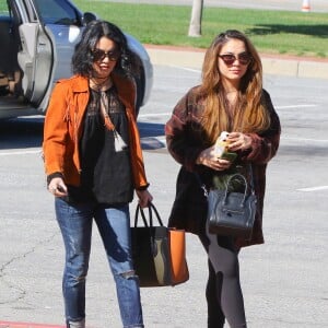 Vanessa Hudgens et sa soeur Stella préparent les obsèques de leur père au cimetière de Glendale, le 2 février 2016. Elles sont en compagnie de leur mère, Gina.