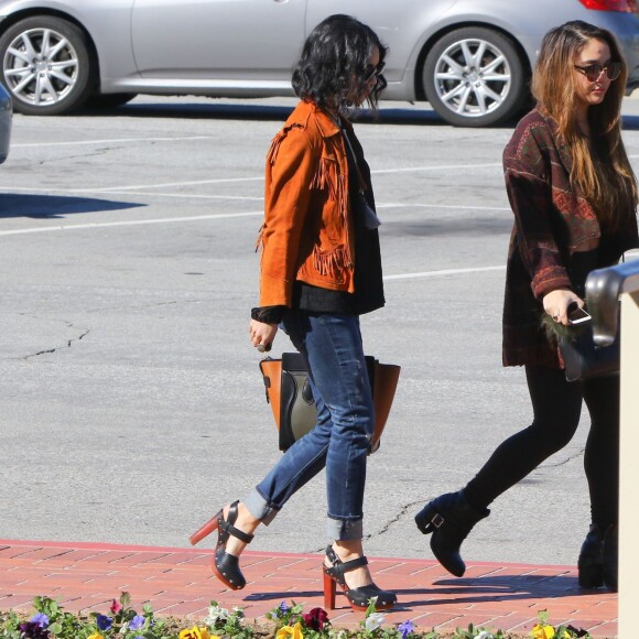 Vanessa Hudgens et sa soeur Stella préparent les obsèques de leur père au cimetière de Glendale, le 2 février 2016. Elles sont en compagnie de leur mère, Gina.