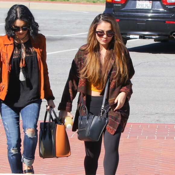 Vanessa Hudgens et sa soeur Stella préparent les obsèques de leur père au cimetière de Glendale, le 2 février 2016. Elles sont en compagnie de leur mère, Gina.