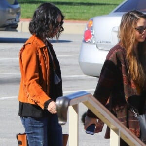 Vanessa Hudgens et sa soeur Stella préparent les obsèques de leur père au cimetière de Glendale, le 2 février 2016. Elles sont en compagnie de leur mère, Gina.