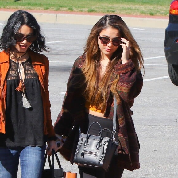 Vanessa Hudgens et sa soeur Stella préparent les obsèques de leur père au cimetière de Glendale, le 2 février 2016. Elles sont en compagnie de leur mère, Gina.